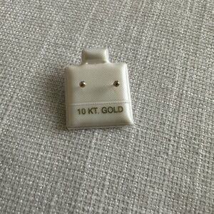 10 KT Gold Stud Earrings